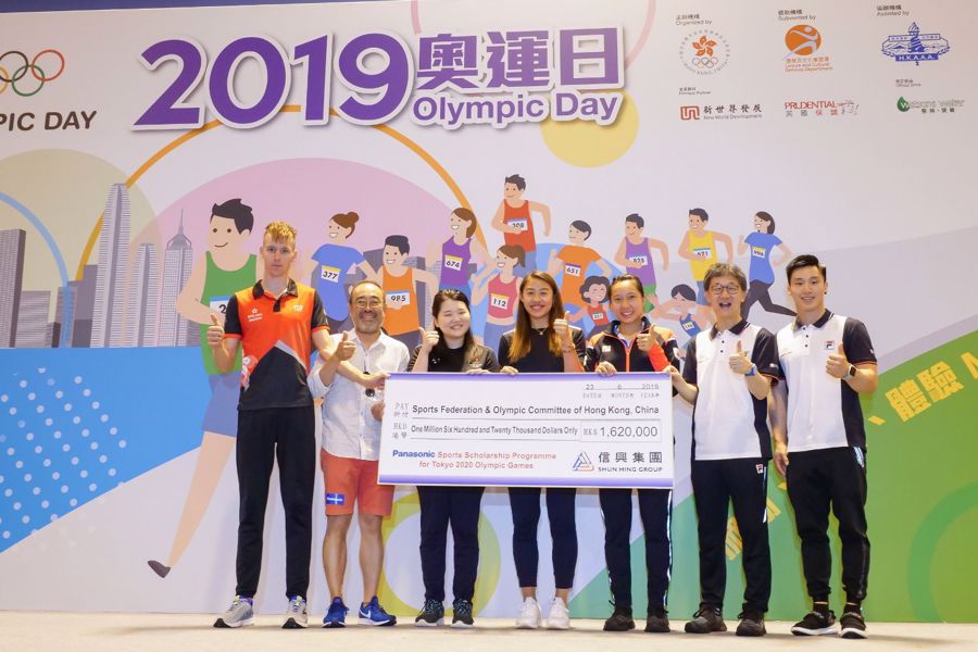 Mr. David Mong, Chairman and CEO of Shun Hing Group presented a cheque of HK$1.62 million to recipients of Panasonic Sports Scholarship Programme for Tokyo 2020 Olympic Games.